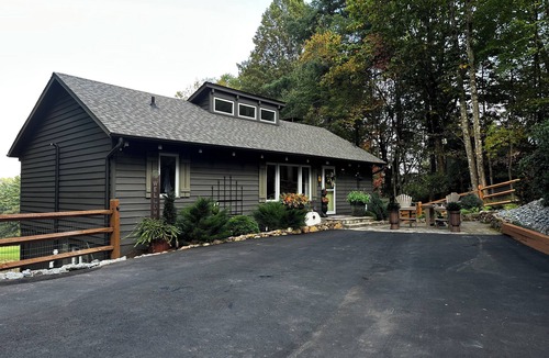 Roaring Gap Cottage | Whispering Pines Golf Views Blue Ridge Parkway