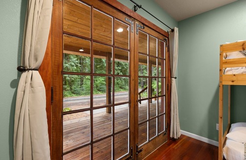 Zigzag House | Whispering Pines: Hot Tub Retreat w Sports Court