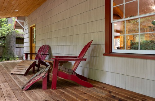 Zigzag House | Whispering Pines: Hot Tub Retreat w Sports Court