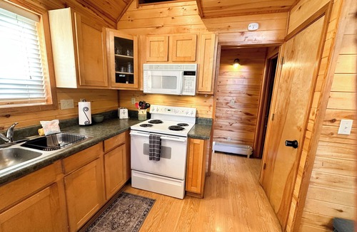 Heber Cabin | Whispering Pines | Updated, Hot tub, Pet-friendly