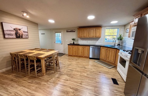 Hensonville House | Whispering River/EV/Mins to Windham and Hunter Mtn