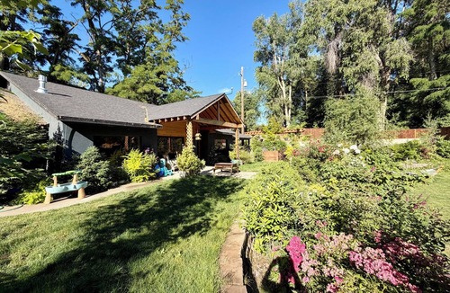 College Place House | Whispering Willow Retreat with Hot Tub and Bounce House