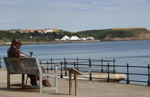 Cayton Bay House | Whispering Willows