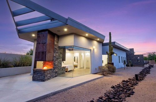 North Scottsdale House | WHISPERING WIND– NEW Luxury Scottsdale Villa w/Beach Entry Pool, Hot Tub, Games & More