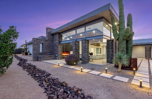 North Scottsdale House | WHISPERING WIND– NEW Luxury Scottsdale Villa w/Beach Entry Pool, Hot Tub, Games & More