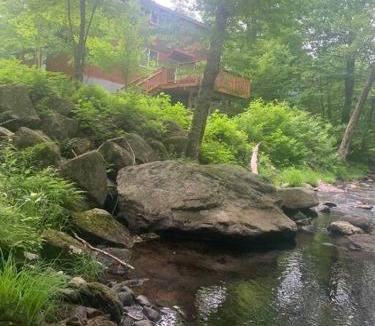 Grafton House | Whispering Woods Cabin - Creekside & Pet Friendly