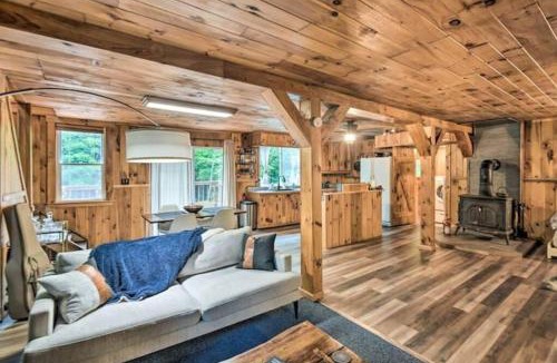 Grafton House | Whispering Woods Cabin - Creekside & Pet Friendly