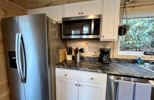 Stanton Cabin | Whispering Woods Modern Cabin w/HOT TUB