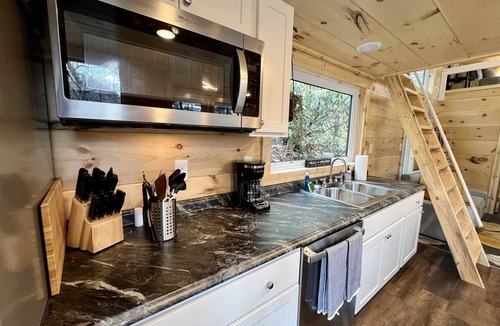 Stanton Cabin | Whispering Woods Modern Cabin w/HOT TUB