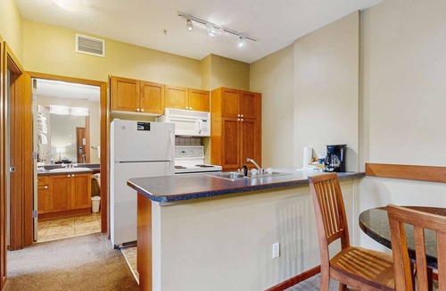 Village North Hotel | Whistler - Cascade Lodge 116