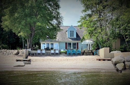 Oak Harbor House | "Whit's End" Spacious, Private Beach-Front Lake Erie Sleeps 12 Birders & Fishing