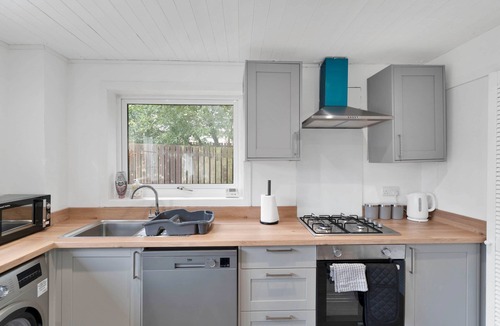 Whitburn House | Whitburn 3BR Stay Free Parking Quick M8 Access