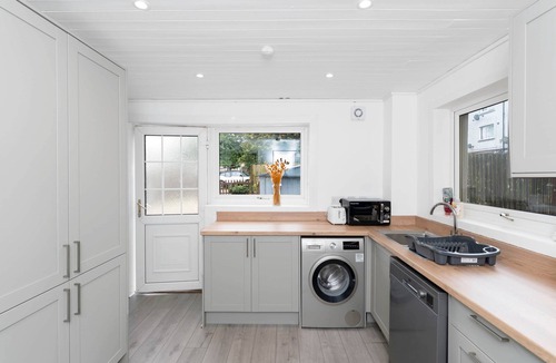 Whitburn House | Whitburn 3BR Stay Free Parking Quick M8 Access