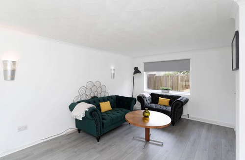Whitburn House | Whitburn 3BR Stay Free Parking Quick M8 Access