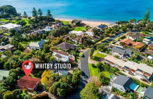 Mairangi Bay Apartment | Whitby Studio - Mairangi Bay Beach