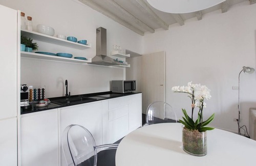 Porta Garibaldi Apartment | White and Blue Suite