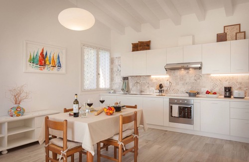 Marciaga Apartment | White Apartment with Terrace and Lake View