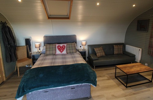 How Cabin | White Cleugh Pod with hot tub, firepit and BBQ close to Hadrian's Wall and Talkin Tarn