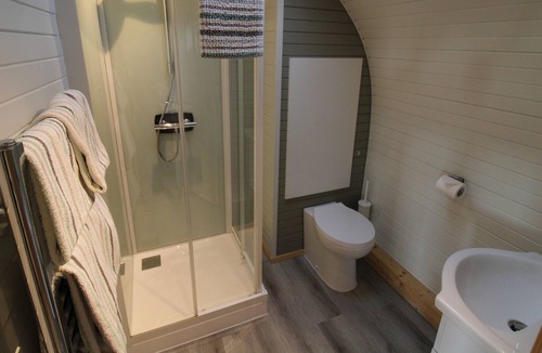 How Cabin | White Cleugh Pod with hot tub, firepit and BBQ close to Hadrian's Wall and Talkin Tarn