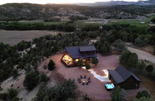 Orderville House | White Cliffs Vista Panoramic Views Hot Tub NPs