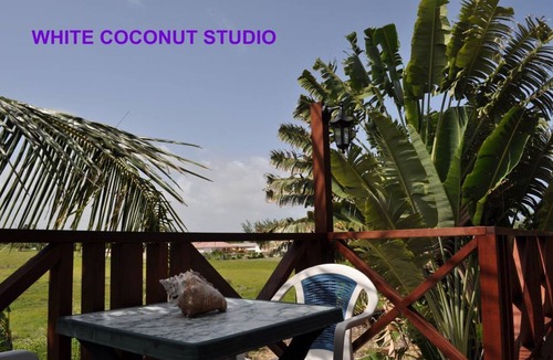 Silver Sands Apartment | White Coconut Studio at Blue Ocean Cottage in Silver Sands