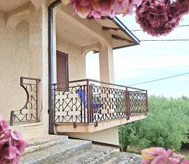 Vallevo House | White Cottage - WelcHome