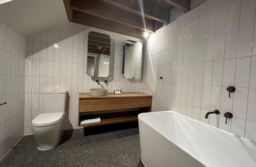 Hotham Heights Apartment | White Crystal 210