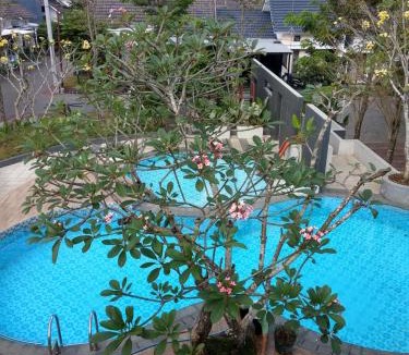 Sleman Hostel | White Gloves
