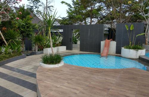 Sleman Hostel | White Gloves