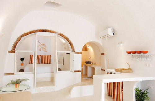 Finikia House | White Grape Suites