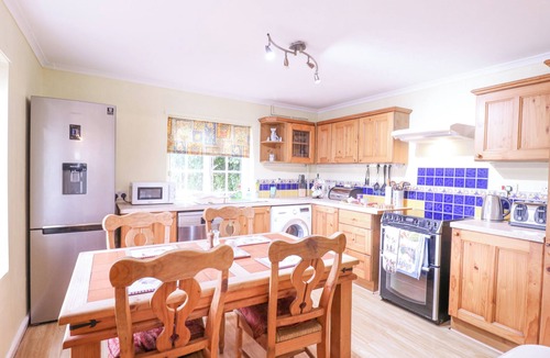 Little Snoring Cottage | WHITE HOUSE COTTAGE, pet friendly, with open fire in Fakenham