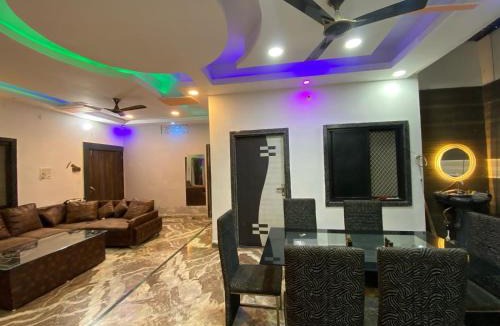 Mandsaur House | White house