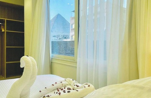 Al Haram House | White House Pyramids View