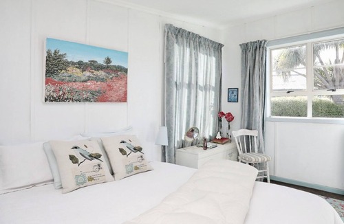 Riverton Cottage | ‘White ivory cottage’ in beautiful Taramea Bay