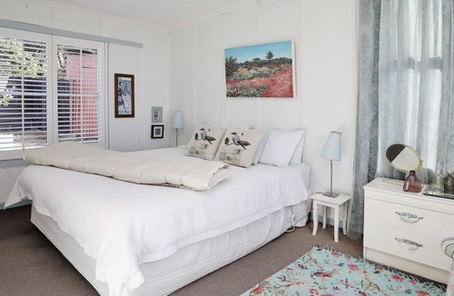 Riverton Cottage | ‘White ivory cottage’ in beautiful Taramea Bay