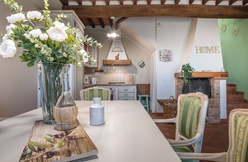 Monteroni d'Arbia Apartment | White Lily with a view of Siena