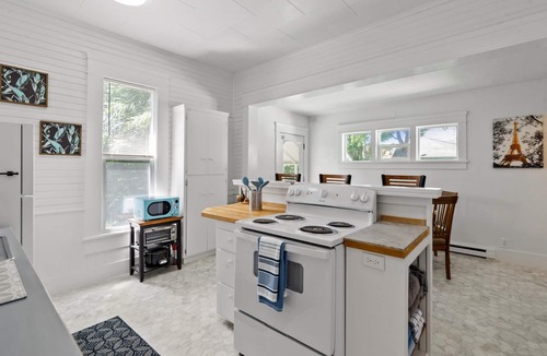 Market District House | White Lotus - Minutes To Downtown 2 Bedroom Home