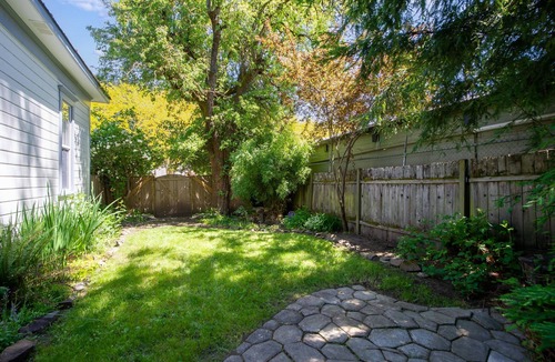Market District House | White Lotus - Minutes To Downtown 2 Bedroom Home