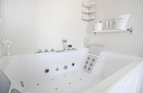 Grachtengordel-West Apartment | White Luxury Penthouse in City Centre