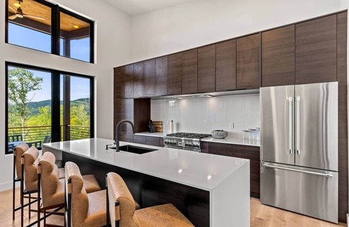 Thornton House | White Mountain Luxury | Hot Tub + Movie Theater