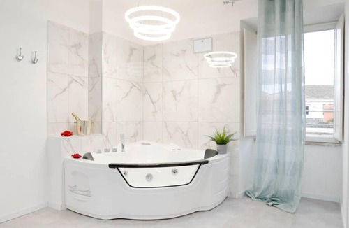 Trastevere Apartment | White Panoramic Jacuzzi Suite Trastevere
