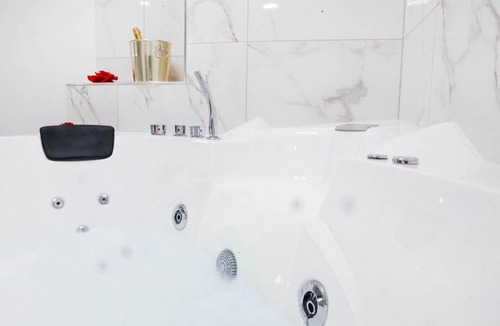 Trastevere Apartment | White Panoramic Jacuzzi Suite Trastevere