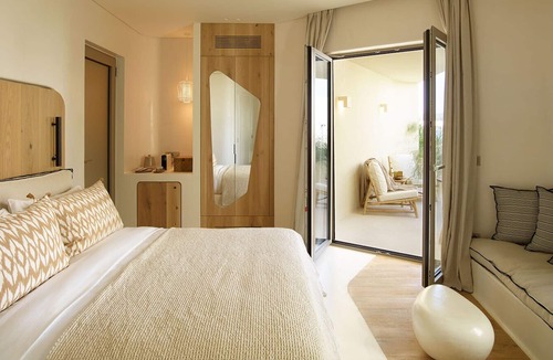 Apollonia Hotel | White Pebble Suites