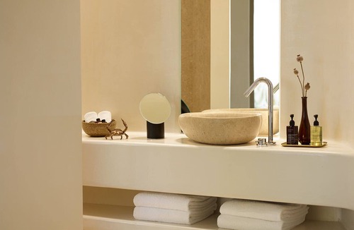 Apollonia Hotel | White Pebble Suites