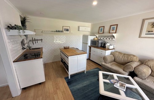Brownlow Ki Cottage | White Pebbles 1 Queen Bedroom 1 bathroom Free WiFi. Pet Friendly