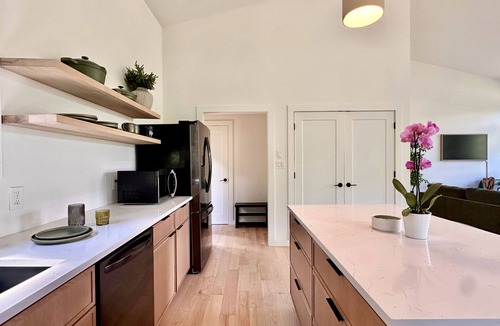 Barryville House | White Pine Chalet - Set among towering pines, this modern retreat pairs clean architecture with cozy interiors. Light-filled by day, serene and cocoon-like at night.