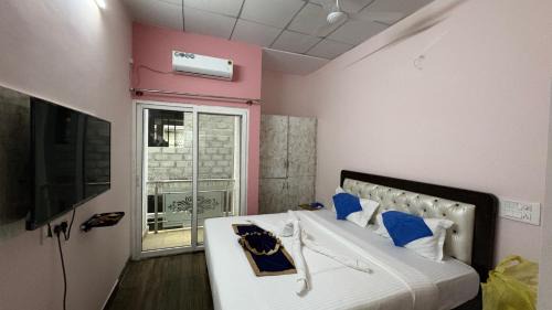 Whitefield Hotel | White Rabbit Rooms