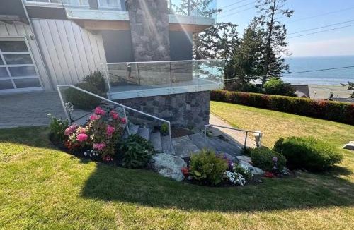 White Rock House | White Rock Beach getaway