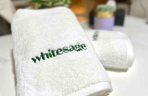 Jumeirah Lake Towers Apartment | White Sage - Lakefront Apartment Amidst Parks With Lake Access
