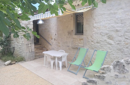 Fargues Cottage | white stone cottage very well restored, surrounded by nature, with swimming pool